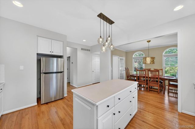 1112 Vernier Road, Grosse Pointe Woods, MI 48236
