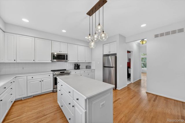 1112 Vernier Road, Grosse Pointe Woods, MI 48236
