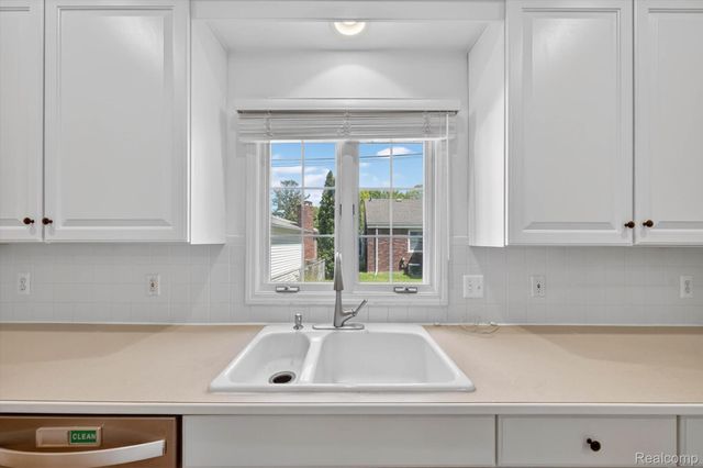 1112 Vernier Road, Grosse Pointe Woods, MI 48236