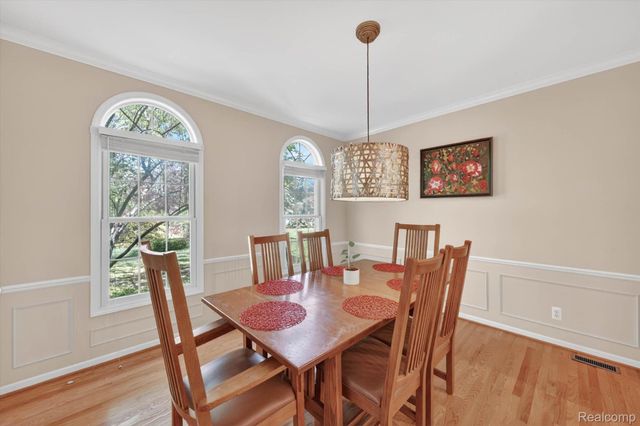 1112 Vernier Road, Grosse Pointe Woods, MI 48236