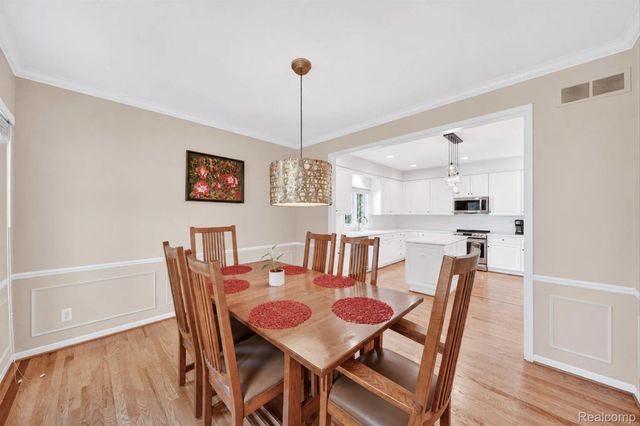 1112 Vernier Road, Grosse Pointe Woods, MI 48236