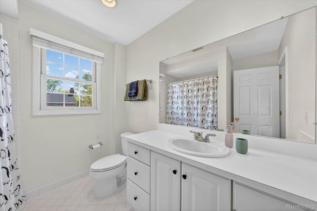 1112 Vernier Road, Grosse Pointe Woods, MI 48236