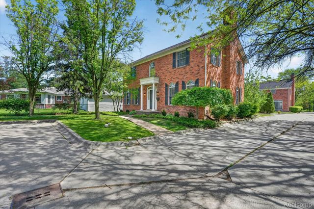 1112 Vernier Road, Grosse Pointe Woods, MI 48236