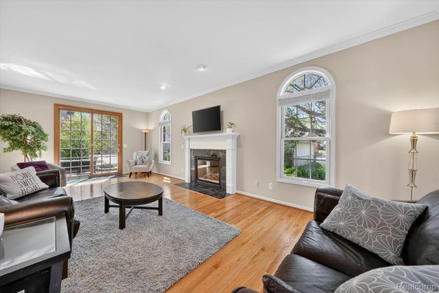 1112 Vernier Road, Grosse Pointe Woods, MI 48236