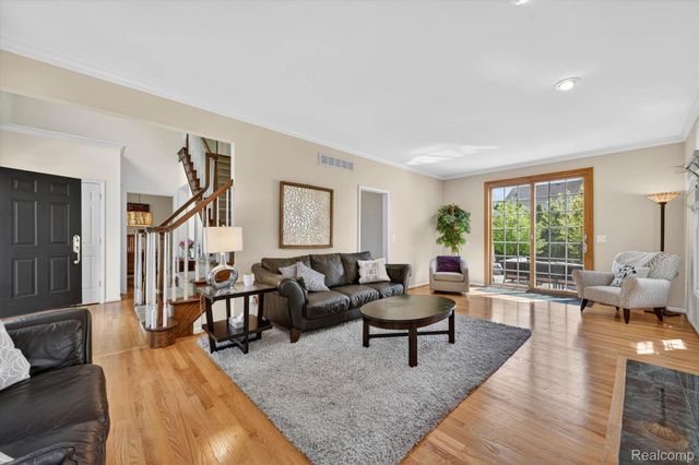 1112 Vernier Road, Grosse Pointe Woods, MI 48236