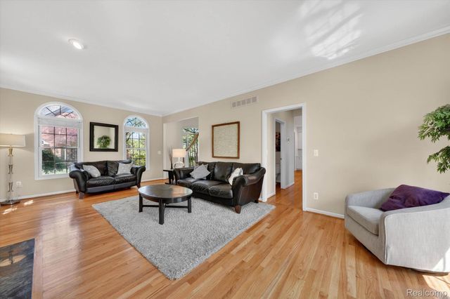 1112 Vernier Road, Grosse Pointe Woods, MI 48236