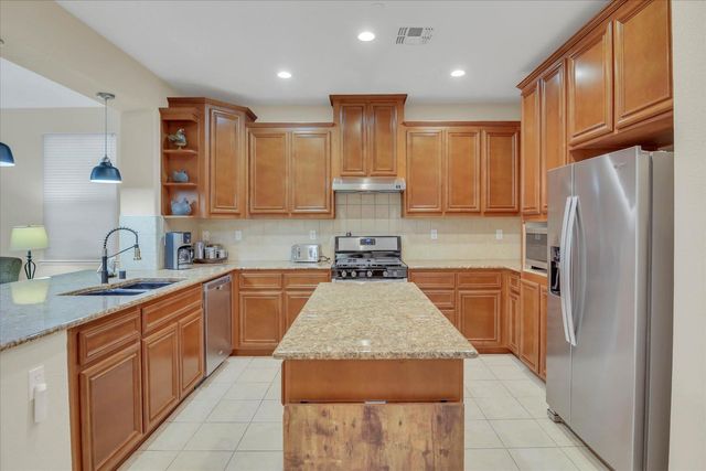1057 Marseille Ln, Roseville, CA 95747