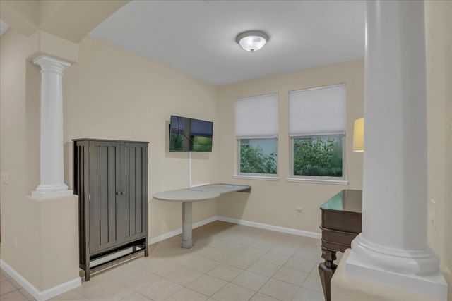 1057 Marseille Ln, Roseville, CA 95747