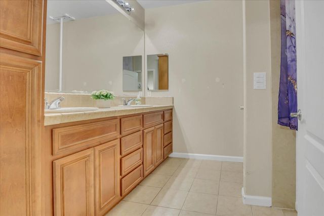 1057 Marseille Ln, Roseville, CA 95747