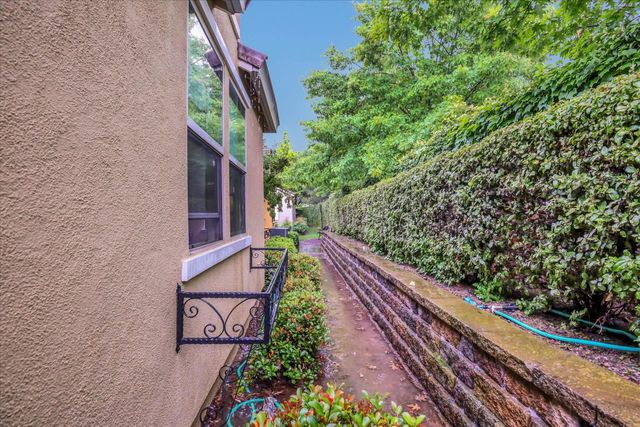 1057 Marseille Ln, Roseville, CA 95747