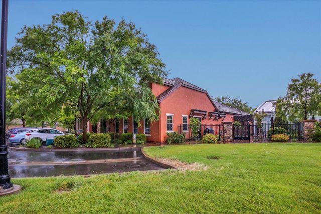1057 Marseille Ln, Roseville, CA 95747