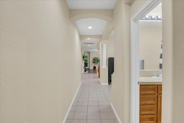 1057 Marseille Ln, Roseville, CA 95747