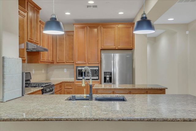 1057 Marseille Ln, Roseville, CA 95747