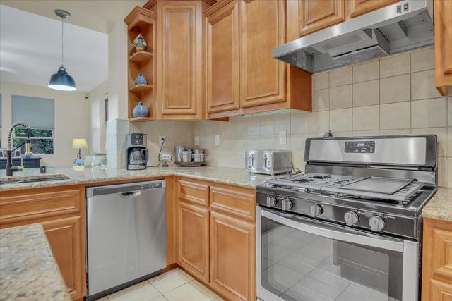 1057 Marseille Ln, Roseville, CA 95747