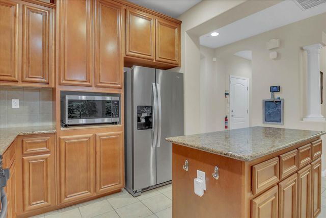 1057 Marseille Ln, Roseville, CA 95747