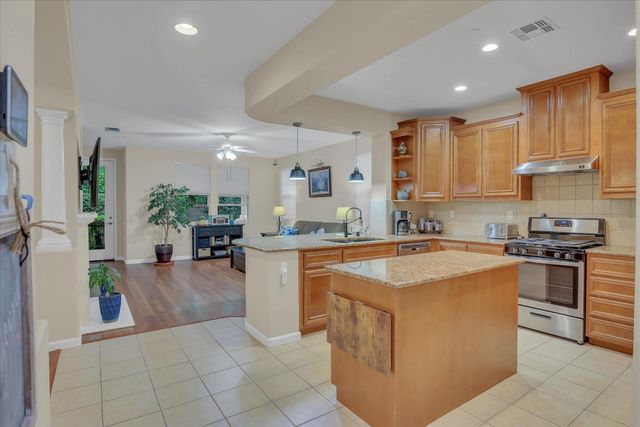 1057 Marseille Ln, Roseville, CA 95747