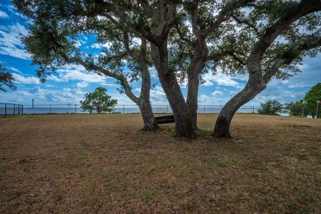 2595 W Highway 98, Mary Esther, FL 32569