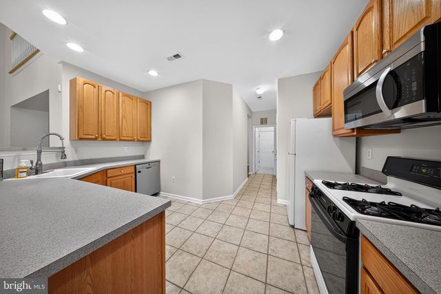 28 SUTTON CT, Pennington, NJ 08534