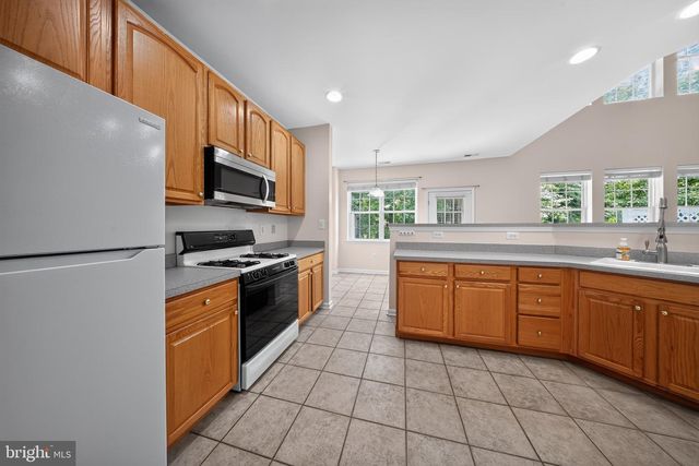 28 SUTTON CT, Pennington, NJ 08534