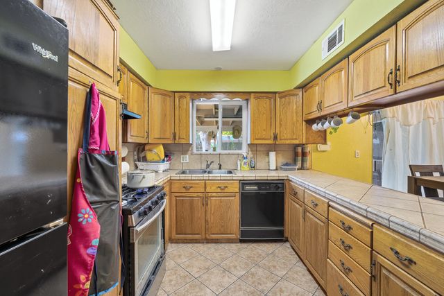 1705 S Bradley Street, Visalia, CA 93292