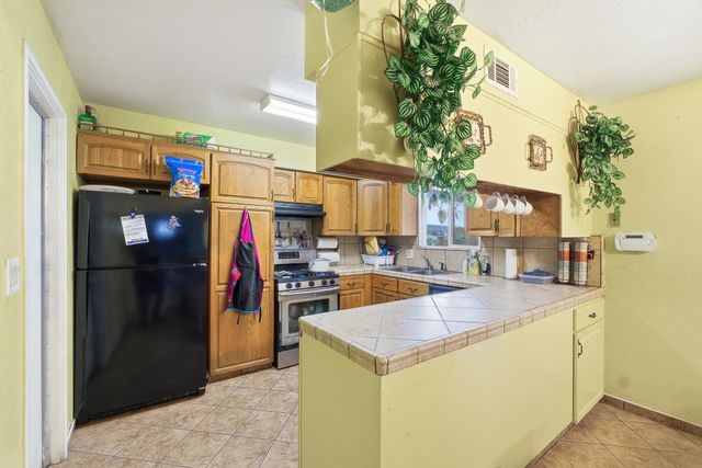 1705 S Bradley Street, Visalia, CA 93292