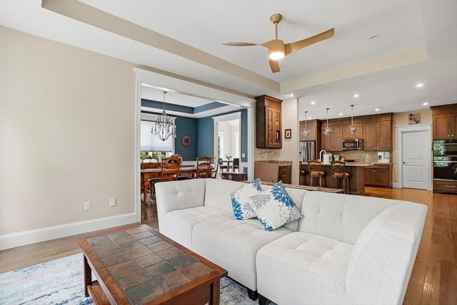 27 W River St, Upton, MA 01568
