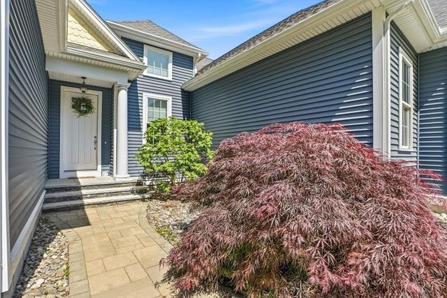 27 W River St, Upton, MA 01568