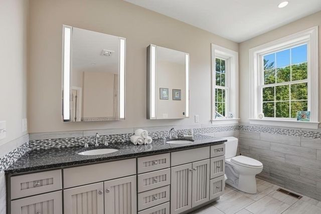 27 W River St, Upton, MA 01568