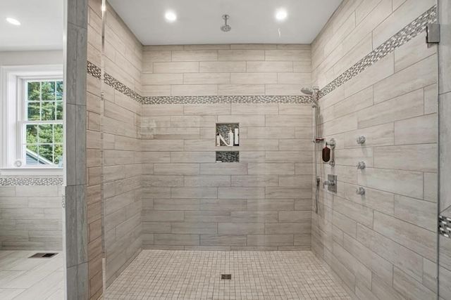 27 W River St, Upton, MA 01568