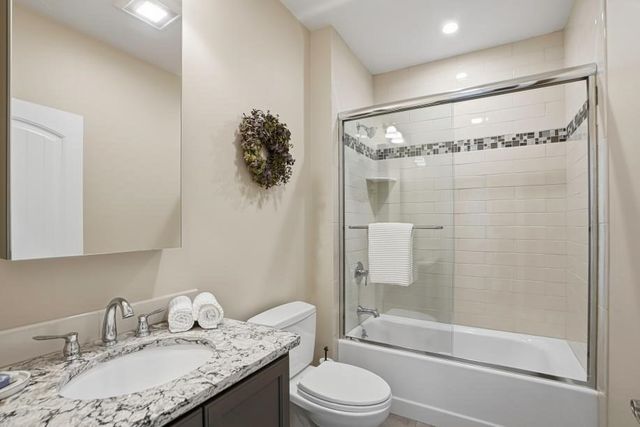 27 W River St, Upton, MA 01568
