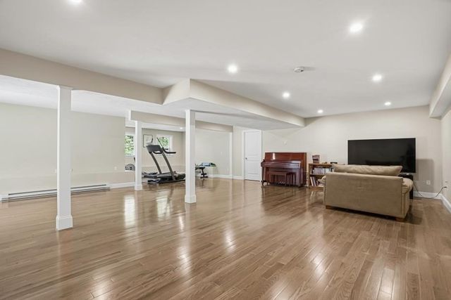27 W River St, Upton, MA 01568