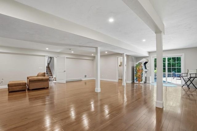 27 W River St, Upton, MA 01568