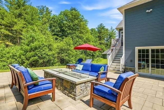 27 W River St, Upton, MA 01568
