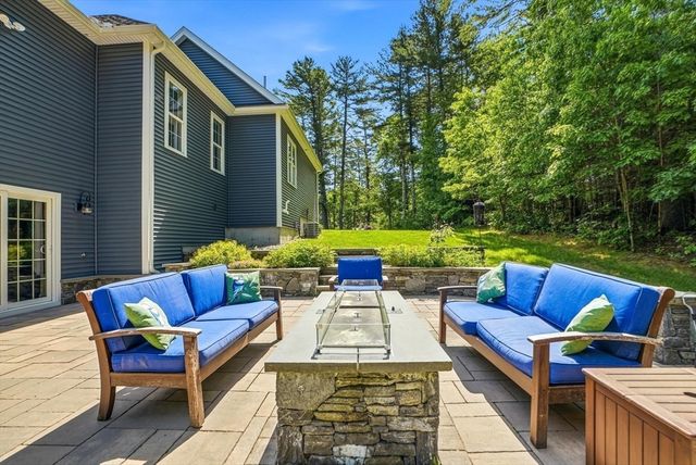27 W River St, Upton, MA 01568