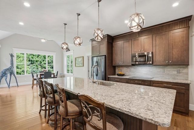 27 W River St, Upton, MA 01568