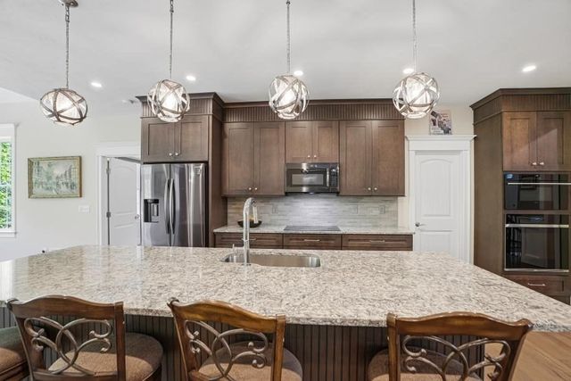 27 W River St, Upton, MA 01568