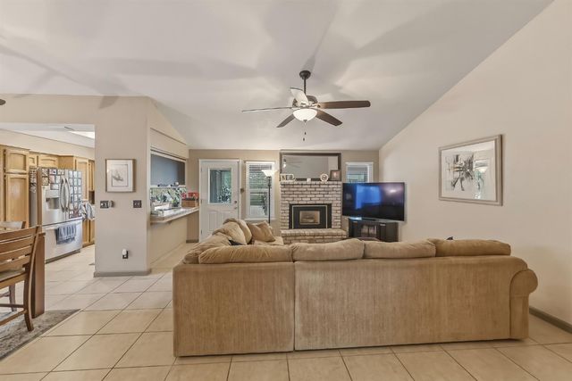 1917 E Quincy Avenue, Fresno, CA 93720