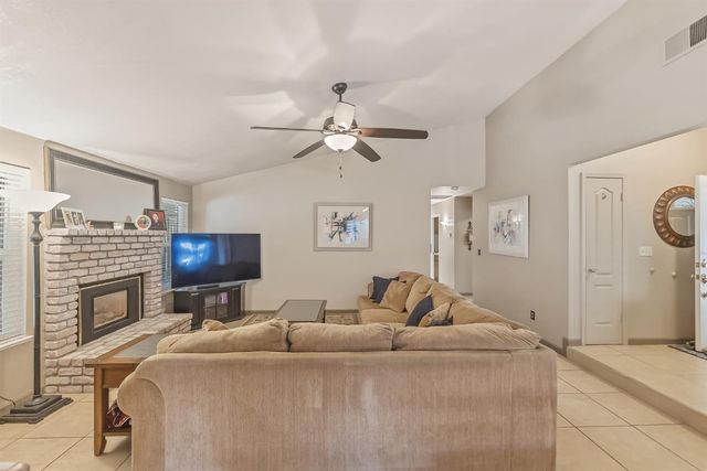 1917 E Quincy Avenue, Fresno, CA 93720