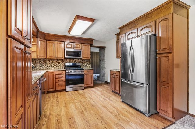 1129 Oak Tree Road, Akron, OH 44320