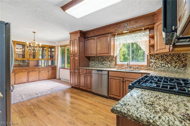 1129 Oak Tree Road, Akron, OH 44320