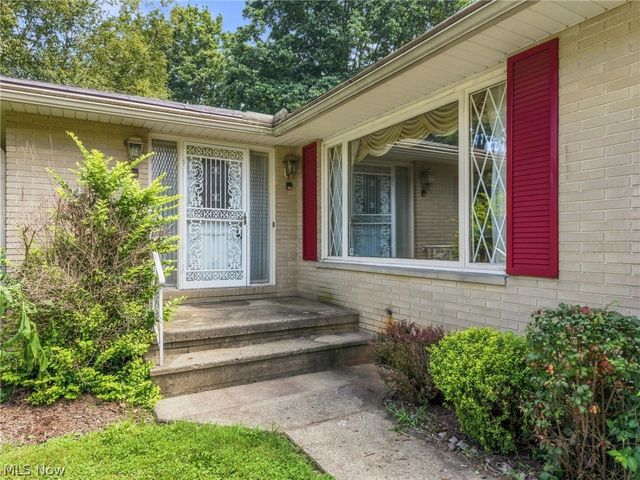 1129 Oak Tree Road, Akron, OH 44320