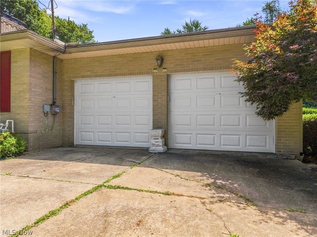 1129 Oak Tree Road, Akron, OH 44320