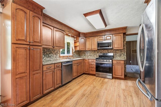 1129 Oak Tree Road, Akron, OH 44320
