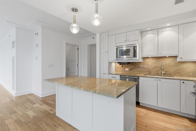 5 Renaissance Square 16D, White Plains, NY 10601