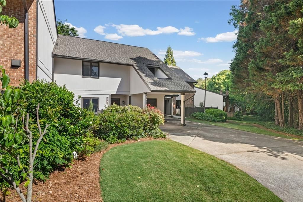 Image 2 of property listing at 3241 Clairmont North NE, Brookhaven, GA 30329