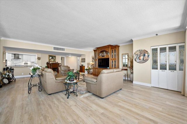 100 Lakeshore Drive 2156, North Palm Beach, FL 33408