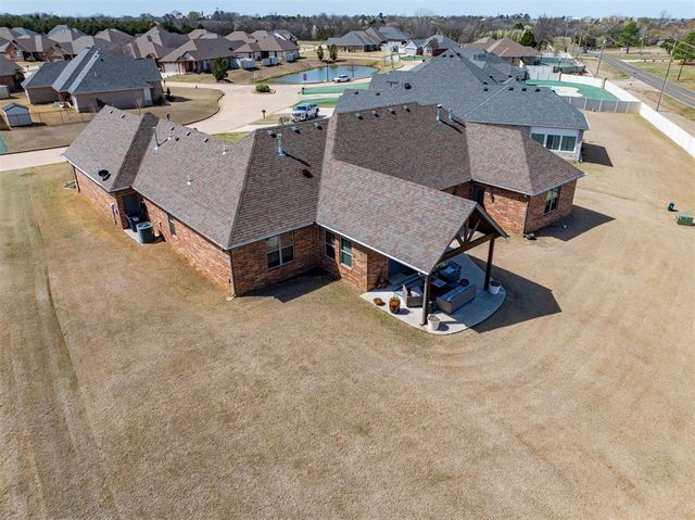2727 Woodlawn Court, Shawnee, OK 74804
