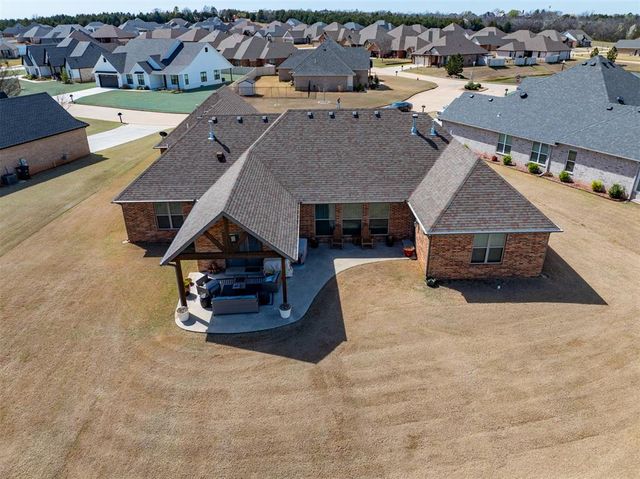 2727 Woodlawn Court, Shawnee, OK 74804