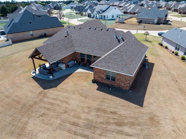 2727 Woodlawn Court, Shawnee, OK 74804