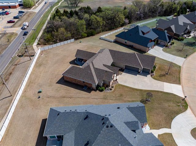 2727 Woodlawn Court, Shawnee, OK 74804